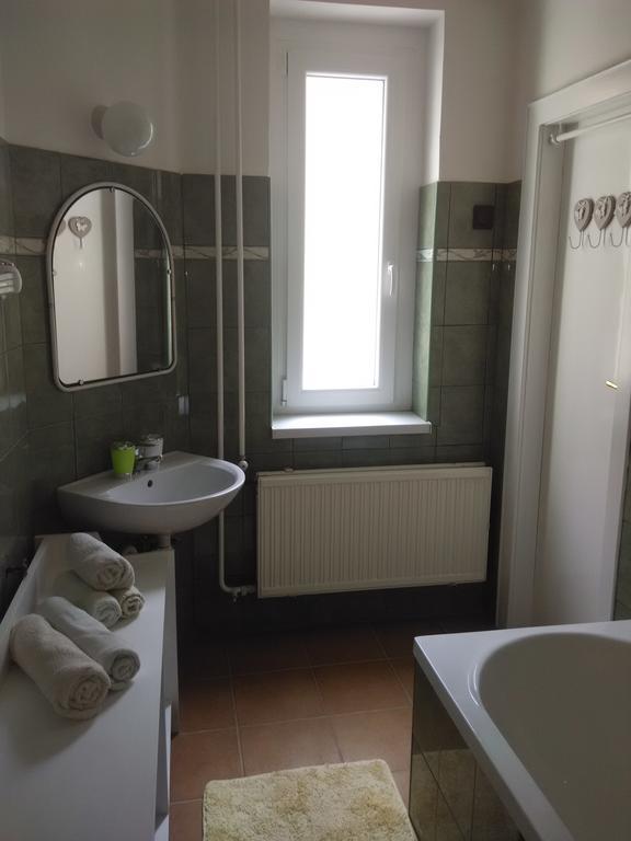 Anna Apartmanok Pécs Esterno foto