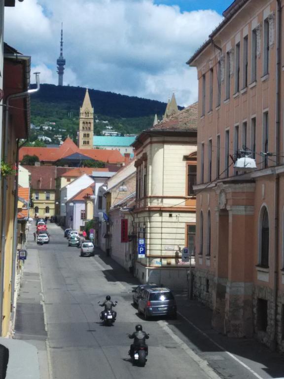 Anna Apartmanok Pécs Esterno foto